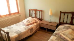 Dormitorio pequeño con 2 camas y lámpara en Vignobles Frey-Sohler, en Scherwiller
