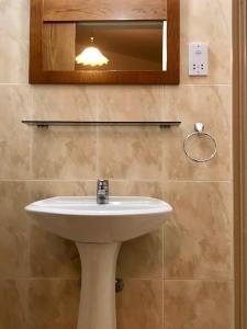 een badkamer met een wastafel en een spiegel bij Trouzini Villa 1 in Peyia