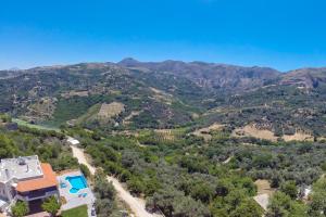 una vista aérea de una casa con montañas en el fondo en Villa Asigonia, en Asigonía