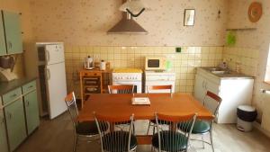 una cocina con mesa de madera y sillas. en Vignobles Frey-Sohler, en Scherwiller