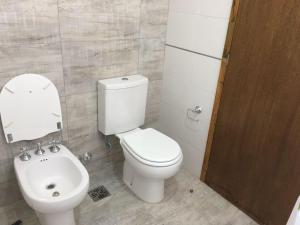 Et badeværelse på Complejo Rafina Villa Gesell + 13 billeder