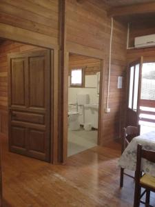 une porte ouverte dans une chambre avec salle de bains. dans l'établissement Campeggio Italia, à Marina di Massa