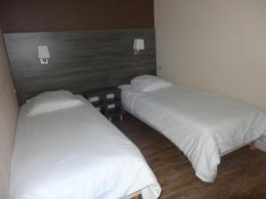 Postel nebo postele na pokoji v ubytování Logis Hotel des Portes de Meuse