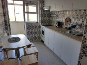 Una cocina o zona de cocina en Beach apartment Oporto - Espinho