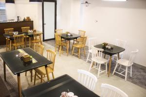 Um restaurante ou outro lugar para comer em Robin Hotel Danang