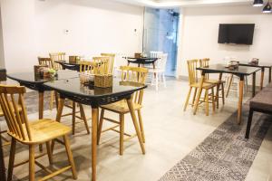 Uma televisão e/ou sistema de entretenimento em Robin Hotel Danang