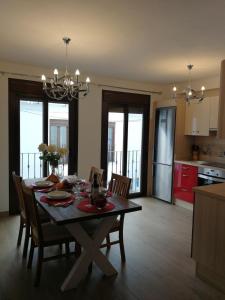 a kitchen and dining room with a table and chairs at Piso vacacional, Mijas Pueblo in Mijas