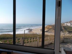 サン・ペドロ・デ・モエルにあるLilly Beach Houseの窓から海の景色を望めます。