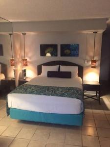 A bed or beds in a room at Kona Islander