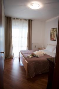 een slaapkamer met een bed en een groot raam bij Casa Menhir AeT in Bari Palese