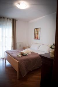 ein großes Bett in einem Schlafzimmer mit Fenster in der Unterkunft Casa Menhir AeT in Bari Palese