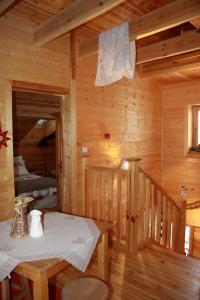 una sala da pranzo con tavolo in una baita di tronchi di Chalet La Grande Ourse a Saint-Gervais-les-Bains