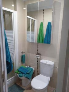 ベルメオにあるLamerieのバスルーム(白いトイレ、鏡付)