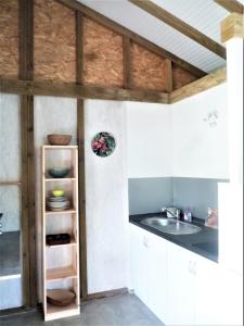 uma cozinha com um lavatório e um tecto de madeira em Karukera em Saint-François