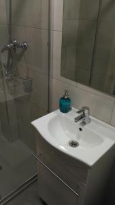 A bathroom at Zamora Apartments