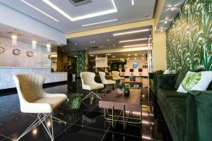 Ruang duduk di Innfiniti Hotel & Suites