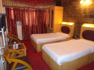 Postel nebo postele na pokoji v ubytování Hotel Lal's Haveli