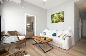 - un salon avec un canapé blanc et une table dans l'établissement Trendy Penthouse by the Bullring, à Séville
