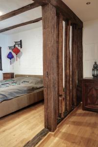 Schlafzimmer mit einem Bett und Holzbalken in der Unterkunft Altstadt Blieskastel, Gerbergasse in Blieskastel