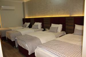 Postel nebo postele na pokoji v ubytování Laleli Hotel Izmir