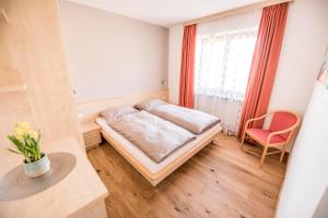 A bed or beds in a room at Weinberg Apartments