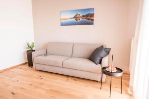 A seating area at Weinberg Apartments
