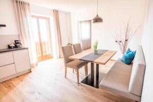 A kitchen or kitchenette at Weinberg Apartments