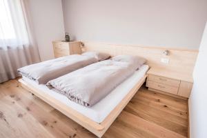 A bed or beds in a room at Weinberg Apartments