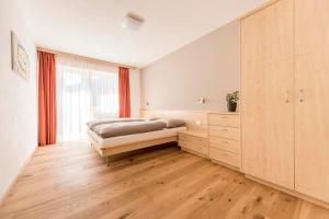 A bed or beds in a room at Weinberg Apartments