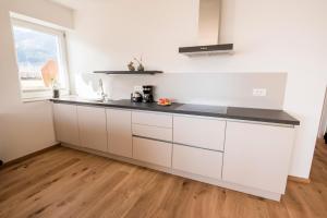 A kitchen or kitchenette at Weinberg Apartments