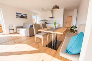 A kitchen or kitchenette at Weinberg Apartments