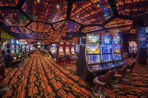 um casino com muitas máquinas de fenda nele em Enjoy Punta del Este em Punta del Este