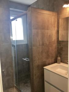 un bagno con doccia e lavandino di Les Hameaux de Provence - Piscine et place de Parking privée - Accès plage et sentier du littoral a Bandol