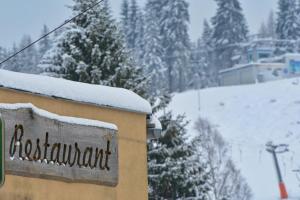 ein Schild für ein Skigebiet mit Schnee darauf in der Unterkunft Penzion Bublava in Bublava