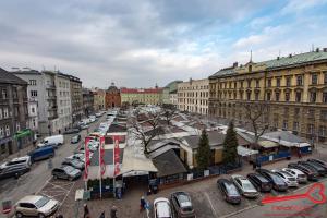 eine Stadt mit Autos auf einem Parkplatz in der Unterkunft Luxury Apartments Nearto Main Square in Krakau