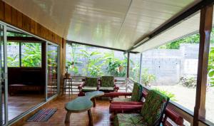 Posezení v ubytování Pension TE MITI - PLAGE-BEACH 200m - Mahana Parc & Vaiava Beach pk18 - B&B CHAMBRES ou DORTOIR