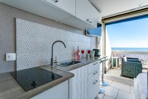 Кухня или мини-кухня в Cap d'Agde Studio - Village naturiste
