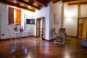 A television and/or entertainment centre at La Casa di Ilde al Duomo - Ortigia Holidays