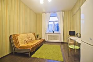 sala de estar con sofá y ventana en Lakshmi Rooms Park Pobedy, en Moscú