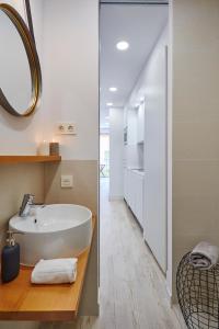 マドリードにあるLEEWAYS LOFT in SAN MARCOSのバスルーム(白い洗面台、鏡付)