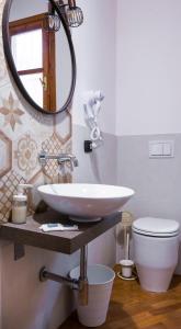 A bathroom at La Casa di Ilde al Duomo - Ortigia Holidays