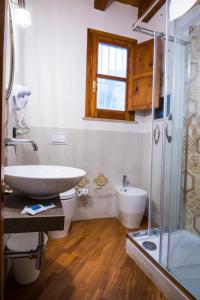 A bathroom at La Casa di Ilde al Duomo - Ortigia Holidays