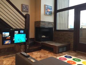 TV a/nebo společenská místnost v ubytování Vail View Loft - Slope-view condo, free bus for quick access to Vail Village
