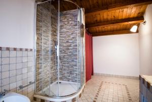 A bathroom at La Casa di Ilde al Duomo - Ortigia Holidays