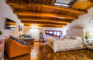 敘拉古的住宿－La Casa di Ilde al Duomo - Ortigia Holidays，一间卧室设有一张大床和木制天花板。