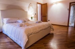A bed or beds in a room at La Casa di Ilde al Duomo - Ortigia Holidays