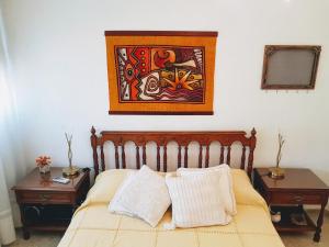1 dormitorio con 1 cama con 2 mesas y un cuadro en la pared en DEPARTAMENTO CENTRO PENÍNSULA, en Punta del Este