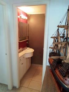 un baño con un barco pirata en la pared en DEPARTAMENTO CENTRO PENÍNSULA, en Punta del Este 22 fotos más