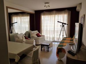 Sala de estar con TV y cámara en DEPARTAMENTO CENTRO PENÍNSULA, en Punta del Este
