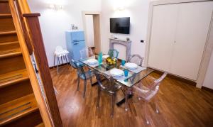 A kitchen or kitchenette at La Casa di Ilde al Duomo - Ortigia Holidays